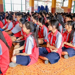 27 กุมภาพันธ์ 2568  ตรวจความเรียบร้อยนักเรียนก่อนรับบัตรเข้าห้องสอบ เเละมอบเงินคืนสำหรับผู้ที่เก็บเงินได้